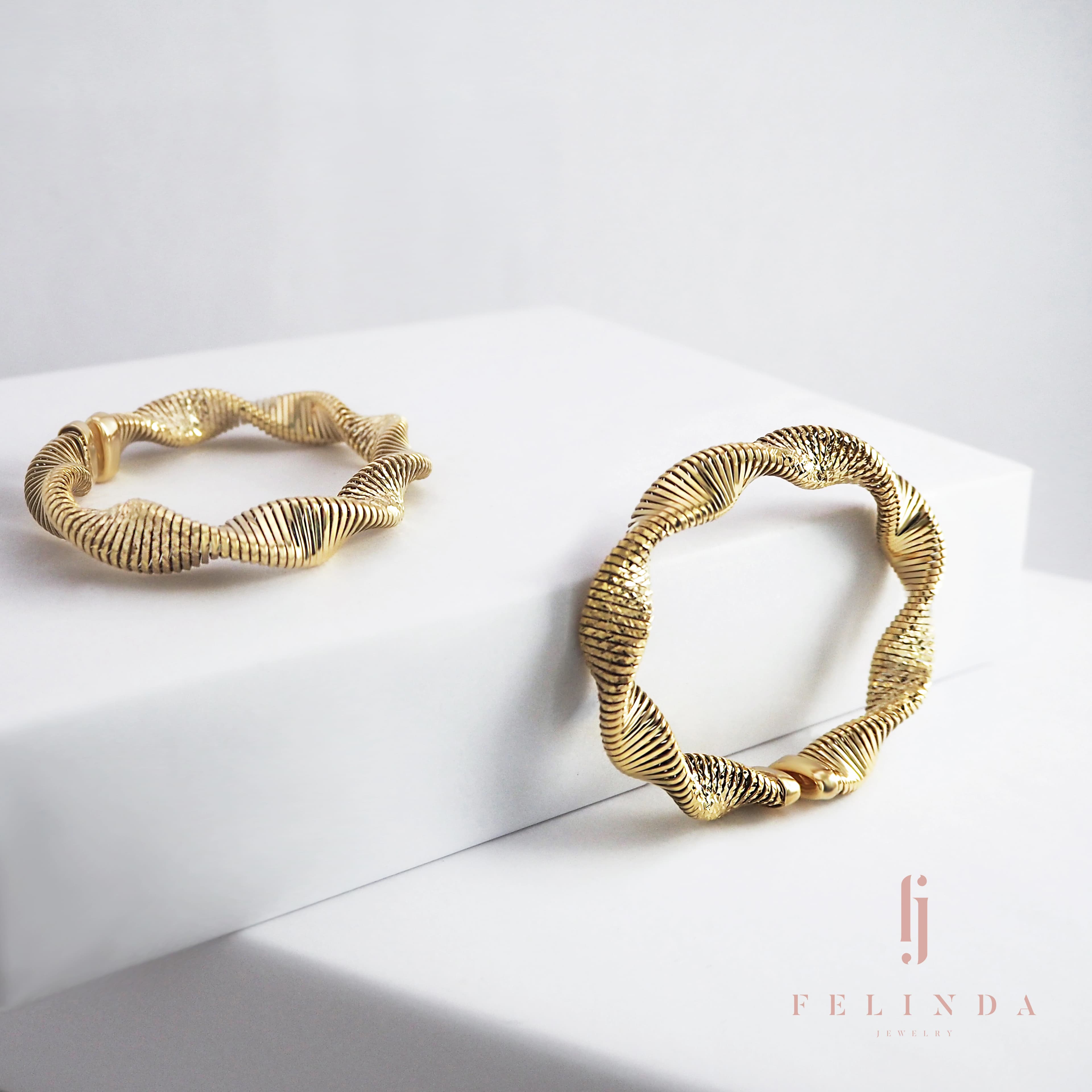 FJ Insta 18k Twist Bangle