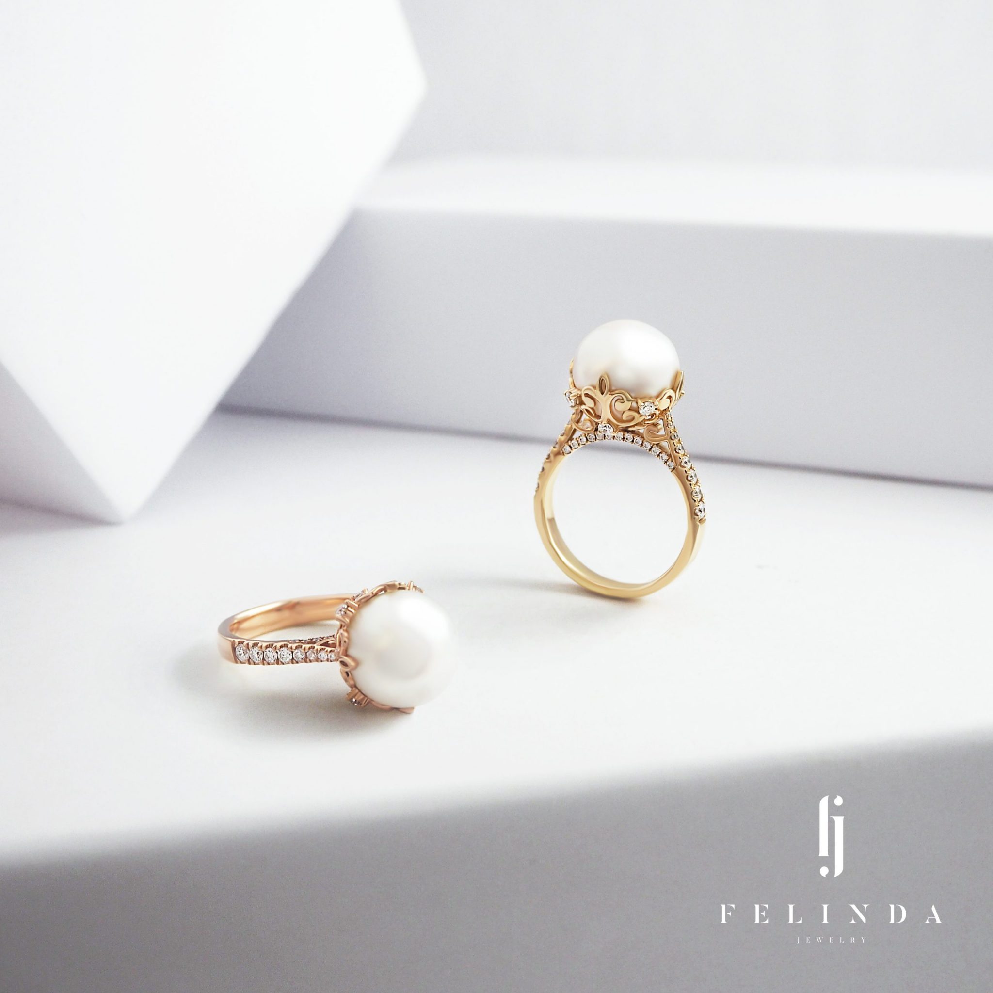 ADELA - 18k Gold with South Sea Pearl & Diamond Ring
Available in South Sea & Fresh Water Pearl