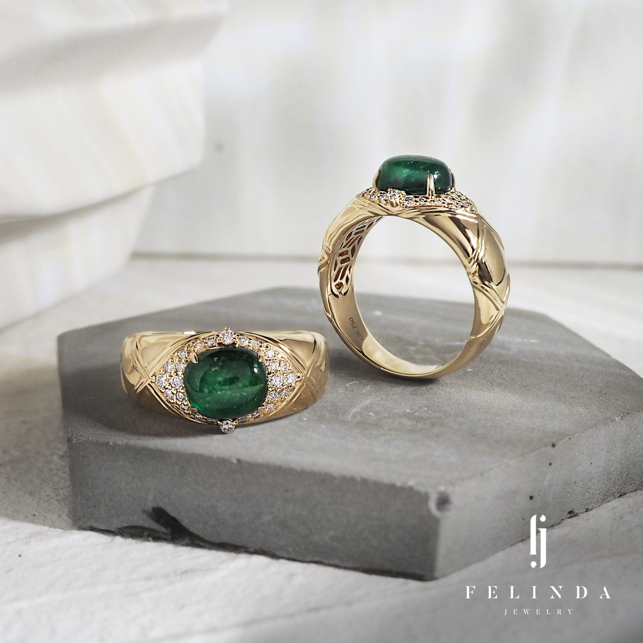 18K Cabochon Emerald Ring